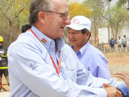 Foto de archivo de Antonio Brufau, presidente de Repsol, y Evo Morales, presidente de Bolivia.