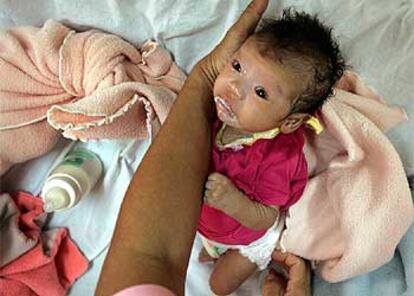 Un bebé seropositivo en el orfanato Phyathai de Bangkok, donde viven 400 niños, de que 57 son portadores.