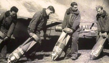 Italianos cargando bombas en aparatos de la aviación italiana, que bombardeó Barcelona en 1938, durante la Guerra Civil.