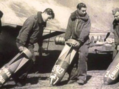Italians carregant bombes en aparells de l'aviació italiana, que el 1938 va bombardejar Barcelona durant la Guerra Civil.