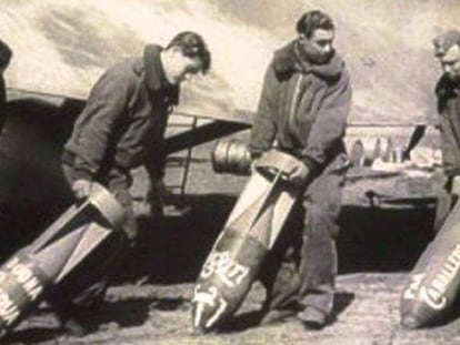 Italianos cargando bombas en aparatos de la aviación italiana, que bombardeó Barcelona en 1938, durante la Guerra Civil.