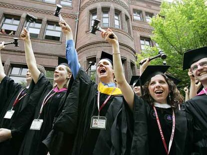 Festejo de graduados  en la Universidad de Harvard, en EE UU.