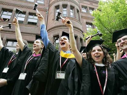 Festejo de graduados en la Universidad de Harvard, en EE UU.