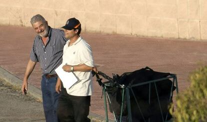 El narcotraficante Laureano Oubiña (i) abandonando la prisión de Navalcarnero (Madrid)