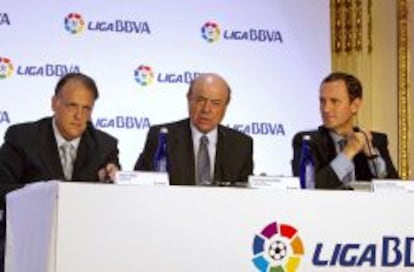 Los presidentes de la LFP, Javier Tebas , y del BBVA, Francisco Gonz&aacute;lez, y el director de Comunicaci&oacute;n y Marca del BBVA, Ignacio Moline, durante la presentaci&oacute;n del nuevo acuerdo de patrocinio para la Liga BBVA, hoy en Nueva York.