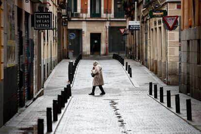 Una persona pasa este viernes por una calle vacía del centro de Madrid.