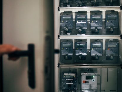 Cuarto de contadores de la luz en una comunidad de vecinos.