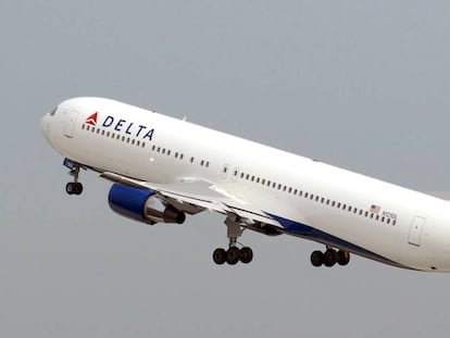 Delta insta a 3.000 asistentes de vuelo a tomarse bajas no retribuidas de hasta un año