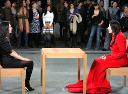 Marina Abramovic, a la derecha, en la muestra 'The Artist is Present' en el MoMA de Nueva York, en 2010.