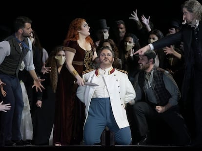 En primer término, los solistas Yolanda Auyanet, Michael Spyres y Roberto Tagliavini, rodeados de miembros del coro del Teatro Real en una función de la ópera 'Norma'.