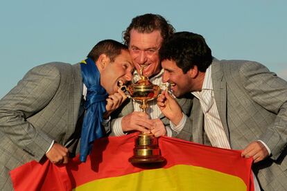 Los miembros del equipo europeo de golf de 2010 Sergio García, Miguel Ángel Jiménez y José María Olazábal posan con la Copa Ryder tras ganar al equipo de Estados Unidos.