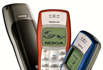 Nokia 1100. En marzo cumplió 10 años. Pantalla en blanco y negro, barato, sin cámara y con un solo juego, la serpiente. Vendió 250 millones de unidades.