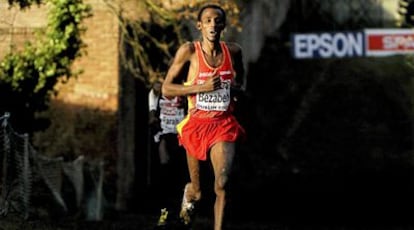 Alemayehu Bezabeh, ayer camino del triunfo en el Europeo de cross.