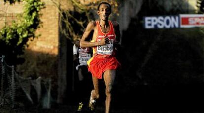 Alemayehu Bezabeh, ayer camino del triunfo en el Europeo de cross.