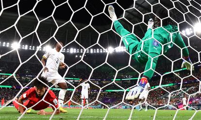 Cho Gue-sung marca el segundo gol de Corea del Sur, durante el encuentro con Ghana. 