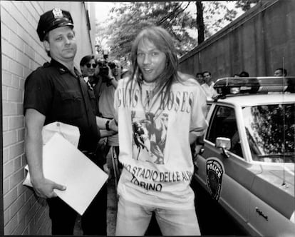 Guns N'Roses son los teloneros de Mötley Crüe. En el Omni Coliseum de Atlanta, el 20 de noviembre de 1987, el concierto es especialmente corto: Axl Rose termina arrestado después de bajar del escenario y pegar a un guardia de seguridad que, según su versión, estaba a su vez golpeando a un amigo suyo. Está documentado que uno de los técnicos del grupo, Big Ron, llegó a cantar un par de versiones de Led Zeppelin y Rolling Stones mientras la policía retenía al vocalista en los camerinos. Al final tuvo que declararse culpable y pagar una multa, aunque no volvió a la ciudad hasta 2006.