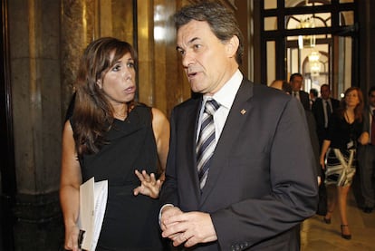 Artur Mas y Alicia Sánchez-Camacho, presidenta del PP catalán, conversan ayer en el Parlamento autónomo.