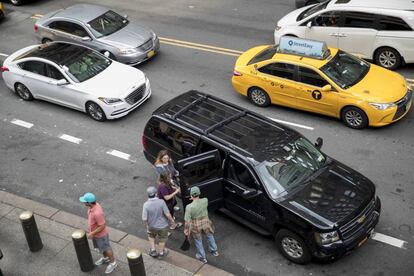 Pasajeros toman un Uber en una céntrica calle de Nueva York, un servicio que hace la competencia a los míticos taxis amarillos de la ciudad.