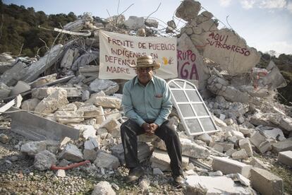 El delegado de la comunidad indígena otomí de Xochicuautla Armando García Salazar muestra los restos de su propiedad demolida