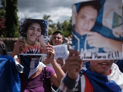 Opositores protestan por la liberación de presos políticos en el atrio de la Catedral de Managua.