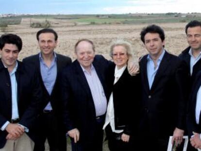 Sheldon Adelson, tercero por la izquierda, en Alcorcón en 2012.