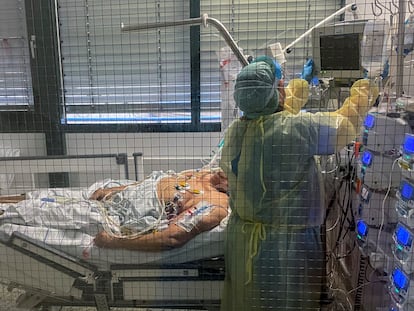 Un médico de un hospital de Múnich atiende a un paciente con covid-19.