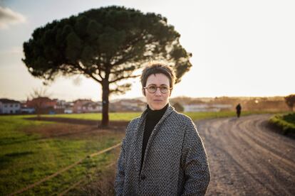 La escritora catalana Eva Baltasar, retratada esta semana a las fueras de Cardedeu (Barcelona).