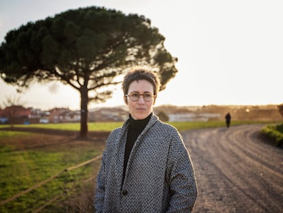 La escritora catalana Eva Baltasar, retratada esta semana a las fueras de Cardedeu (Barcelona).