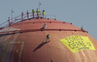 Un grupo de seis activistas de Greenpeace permanece encaramado en la cúpula de la central nuclear José Cabrera de Almonacid de Zorita (Guadalajara) para reclamar su cierre, en abril de 2002.