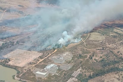 Imagen del incendio en el municipio pacense de Valdecaballeros, este domingo. 