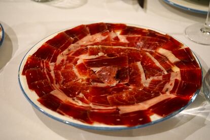 Plato de jamón partido manualmente.