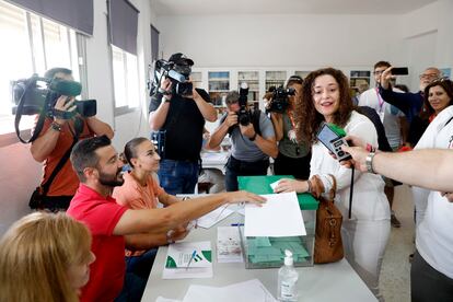 La candidata de la coalición de izquierdas Por Andalucía, Inmaculada Nieto, ha votado sobre las 11.30 en un colegio electoral de Algeciras (Cádiz), y ha llamado a los ciudadanos a ejercer su derecho a voto este domingo.  
