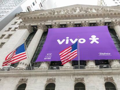 Logotipo de Vivo, marca de Telefónica Brasil, en la sede del NYSE.