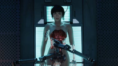Scarlett Johansson, como un cíborg, en una imagen de la pelicula 'Ghost in the shell' (2017).
