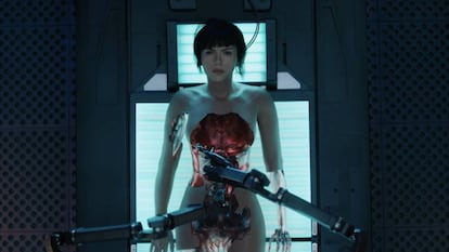 Scarlett Johansson, como un cíborg, en una imagen de la pelicula 'Ghost in the shell' (2017). 