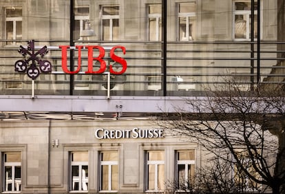 Logotipos de los bancos suizos Credit Suisse y UBS, en diferentes edificios de Zúrich, Suiza.