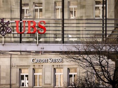 Logotipos de los bancos suizos Credit Suisse y UBS, en diferentes edificios de Zúrich, Suiza.