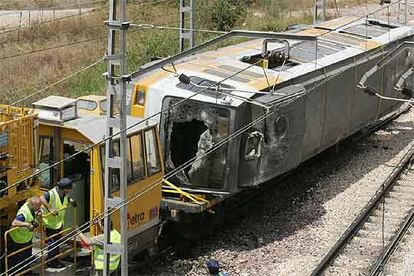 El vagón accidentado, a su llegada a los talleres de la empresa pública que gestiona el metro de Valencia.