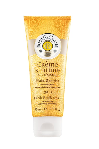 Más protección y más sensación placentera con la Crème Sublime Bois D'Orange de Roger & Gallet. Contiene SPF15, pero además resulta perfecta para las manos frágiles y deshidratadas que necesitan un extra de nutrición. No deja sensación grasa porque se absorbe rápidamente, y perfuma las manos con un delicioso olor a azahar. Su precio es de 10,50 euros.