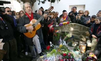 El músico Paco Ibáñez canta frente a la tumba de Machado a los 70 años de su muerte, en febrero de 2009.