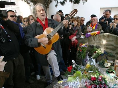 El m&uacute;sico Paco Ib&aacute;&ntilde;ez canta frente a la tumba de Machado a los 70 a&ntilde;os de su muerte, en febrero de 2009. 