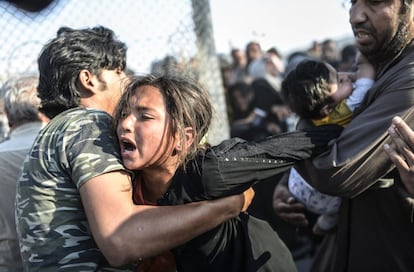 Las fuerzas del orden turcas han intervenido hoy contra grupos de refugiados sirios que cruzaban por un paso no regulado de la frontera mientras varios yihadistas intentaban impedir en el lado sirio que las familias pasaran a Turquía.