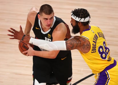 Nikola Jokic controla el balón frente a Markieff Morris de los Lakers.