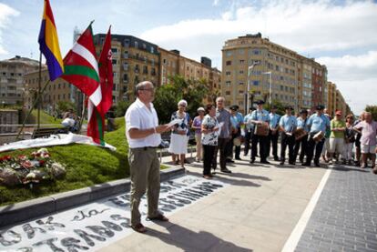 El alcalde donostiarra, Juan Karlos Izagirre, se dirige ayer a los asistentes al homenaje a las víctimas del franquismo.