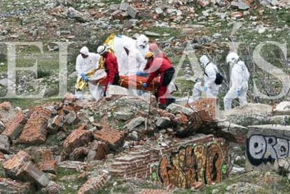 Agentes de la Guardia Civil trasladan el cadáver de la niña desde la antigua fábrica de yeso donde fue encontrada