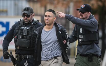 La Policía de Albuquerque custodia al excandidato republicano Solomon Peña
