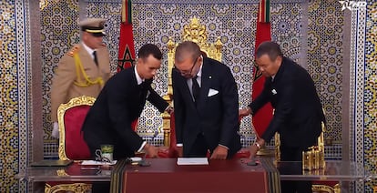 Captura de vídeo del discurso de Mohammed VI del 29 de julio, con motivo de la Fiesta del Trono. Los príncipes Mulay Hasán (izquierda) y Mulay Rachid ayudan al rey a sentarse.