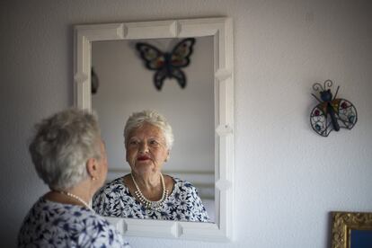 As rugas são belas. Rosario (85 anos) afirma que nunca voltará a se apaixonar como por seu marido, que faleceu há 12 anos. Nesse tempo teve vários encontros, mas nenhum foi adiante. “Os homens querem sexo e eu quero tudo, menos isso”, diz. Nunca sai à rua sem pintar os lábios de cores vivas e reivindica a beleza das rugas. “As jovens acham que somente elas podem ser vaidosas”, critica. “Eu respondo que um dia terão nossa idade, só aí entenderão o quanto devem aos que nunca pararam de se enfeitar apesar da idade”.