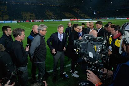 El presidente del Borussia Dortmund, Hans-Joachim Watzke, habla con los medios después de posponer el partido entre el Borussia Dortmund y el AS Monaco.