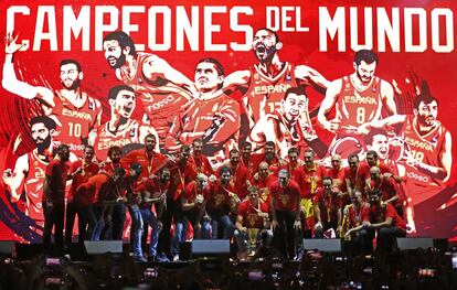 El equipo celebra la victoria en la plaza de Colón de Madrid.